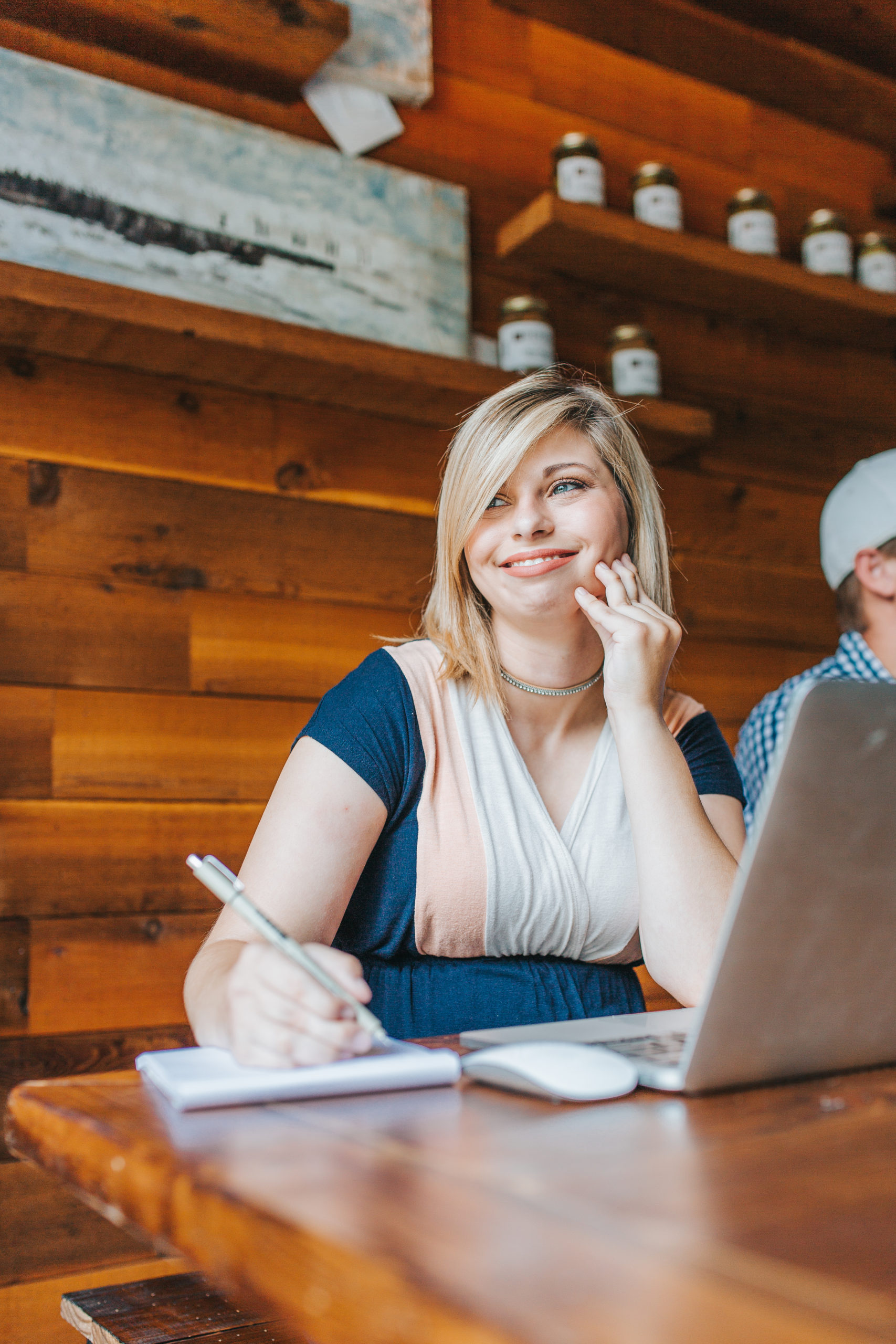 coworking-mulher-sorrindo-office